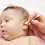 Как чистить уши новорожденному?